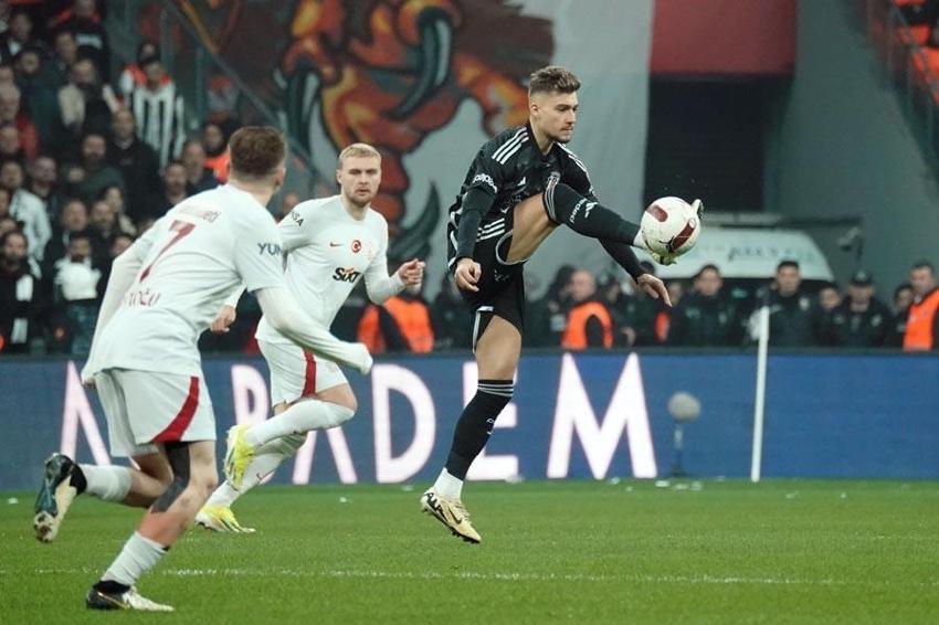 Beşiktaş-Galatasaray derbisinin gizli kahramananı! Maçın ardından ağır eleştiri ve övgü: Bu adamı hangi akıl transfer etti?