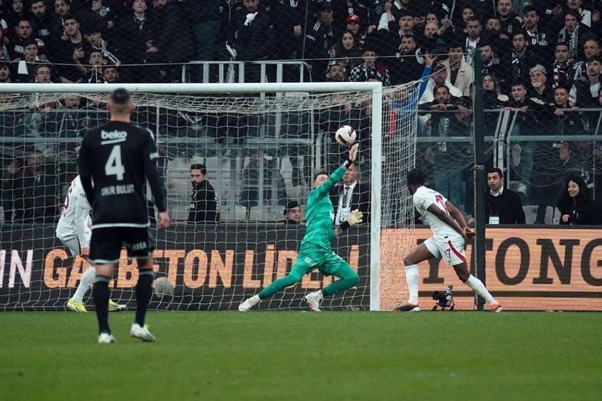 Beşiktaş-Galatasaray derbisinin gizli kahramananı! Maçın ardından ağır eleştiri ve övgü: Bu adamı hangi akıl transfer etti?