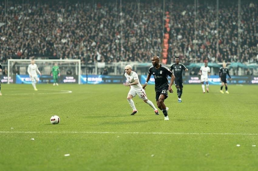 Beşiktaş-Galatasaray derbisinin gizli kahramananı! Maçın ardından ağır eleştiri ve övgü: Bu adamı hangi akıl transfer etti?