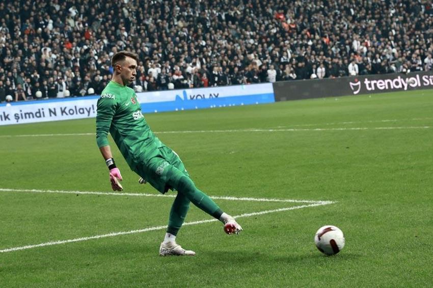 Beşiktaş-Galatasaray derbisinin gizli kahramananı! Maçın ardından ağır eleştiri ve övgü: Bu adamı hangi akıl transfer etti?