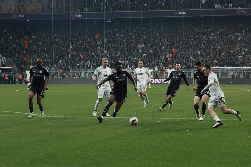 Beşiktaş-Galatasaray derbisinin gizli kahramananı! Maçın ardından ağır eleştiri ve övgü: Bu adamı hangi akıl transfer etti?