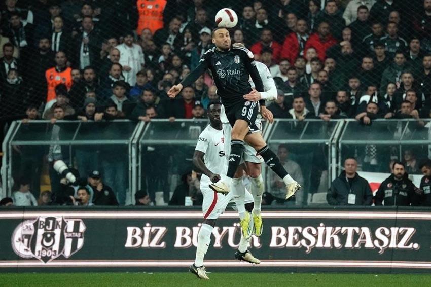 Beşiktaş-Galatasaray derbisinin gizli kahramananı! Maçın ardından ağır eleştiri ve övgü: Bu adamı hangi akıl transfer etti?