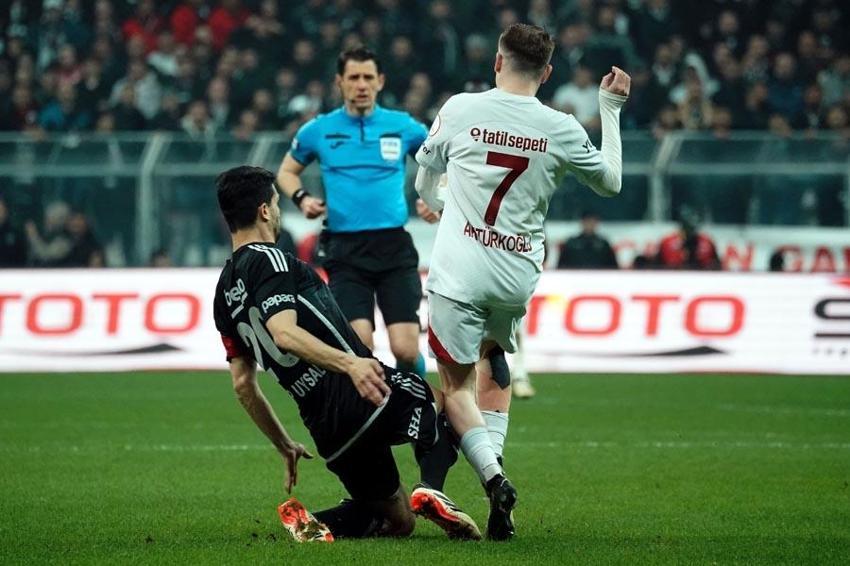 Beşiktaş-Galatasaray derbisinin gizli kahramananı! Maçın ardından ağır eleştiri ve övgü: Bu adamı hangi akıl transfer etti?