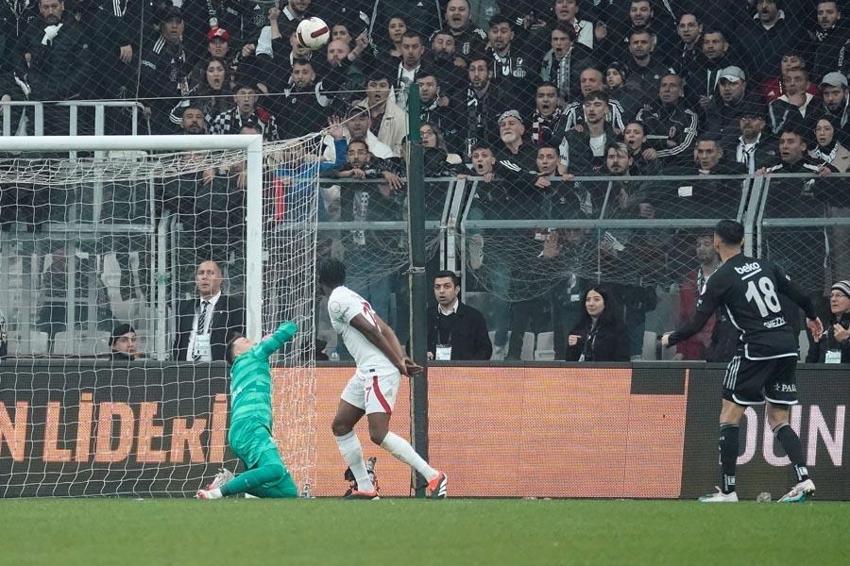 Beşiktaş-Galatasaray derbisinin gizli kahramananı! Maçın ardından ağır eleştiri ve övgü: Bu adamı hangi akıl transfer etti?