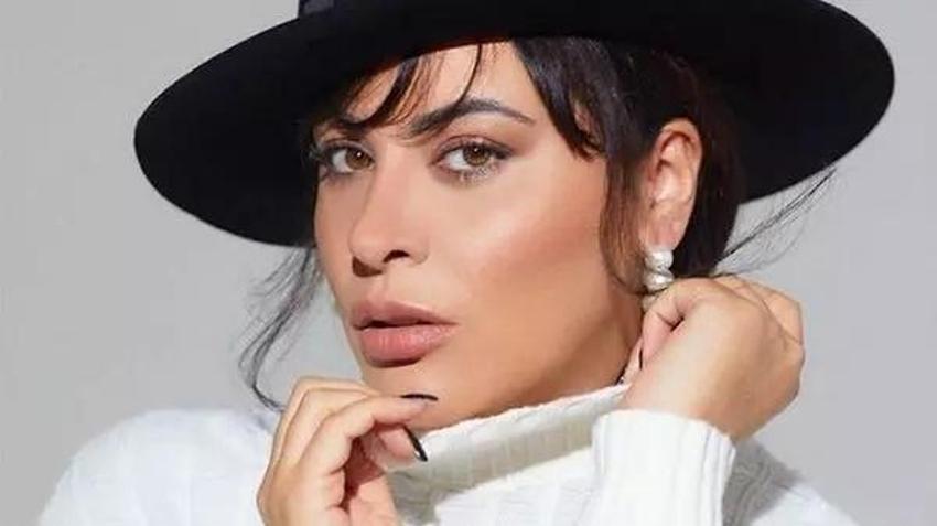 Şarkıcı Zara saçları boyattı, göğüs dekoltesini açtı! Takip et butonuna basan basana...