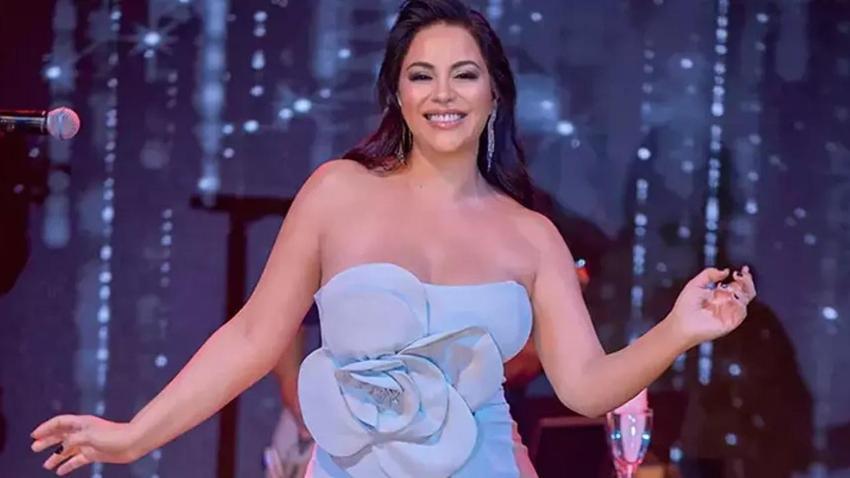 Şarkıcı Zara saçları boyattı, göğüs dekoltesini açtı! Takip et butonuna basan basana...