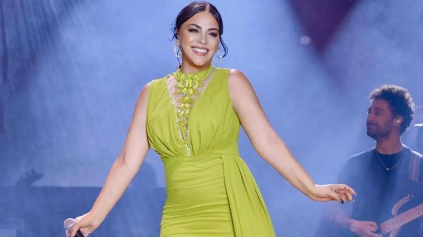 Şarkıcı Zara saçları boyattı, göğüs dekoltesini açtı! Takip et butonuna basan basana...