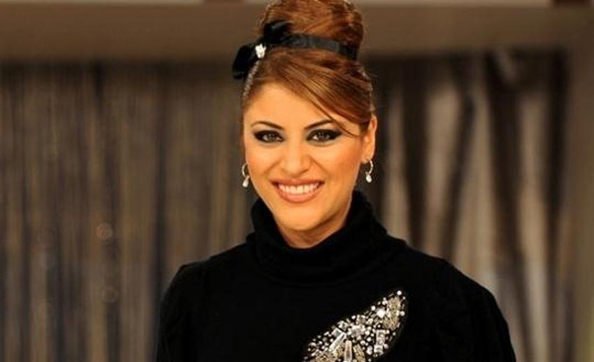 Şarkıcı Zara saçları boyattı, göğüs dekoltesini açtı! Takip et butonuna basan basana...