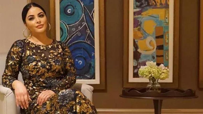 Şarkıcı Zara saçları boyattı, göğüs dekoltesini açtı! Takip et butonuna basan basana...