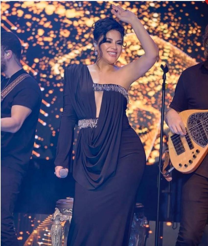 Şarkıcı Zara saçları boyattı, göğüs dekoltesini açtı! Takip et butonuna basan basana...