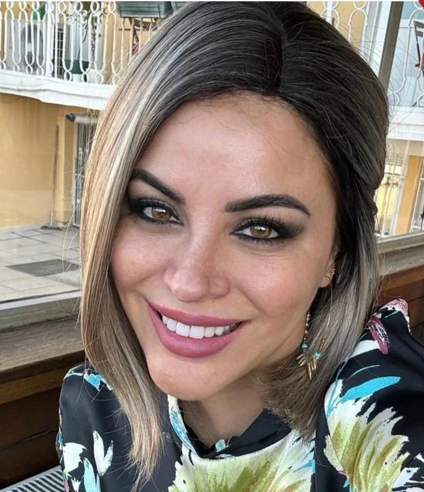 Şarkıcı Zara saçları boyattı, göğüs dekoltesini açtı! Takip et butonuna basan basana...