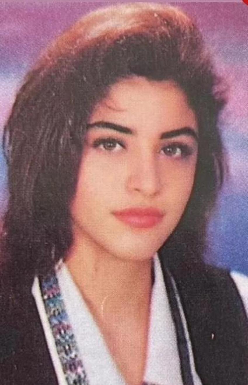 Şarkıcı Zara saçları boyattı, göğüs dekoltesini açtı! Takip et butonuna basan basana...
