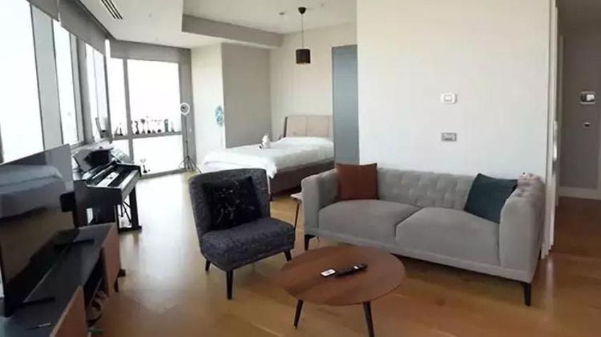Ünlü sanatçının 1+0 evi olay oldu! Mütevazı evinin kapılarını açtı 