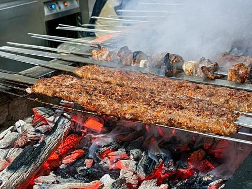 Adana'nın markalaşan geleneği: Sabah kahvaltıda ciğer kebap ve şalgam! İlk görenler şaşırıp kalıyor