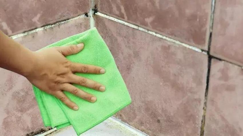 Bu tüyoyu banyoda mutlaka kullanın: Küfü yok ediyor ama nasıl? İşin sırrı bezde!