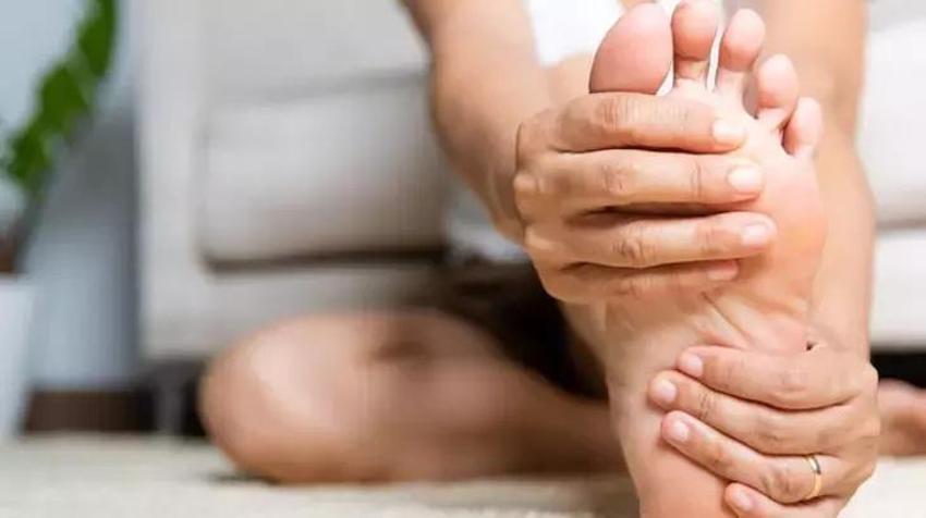 Alüminyum folyoyu ayağa sarınca ağrıyı tak diye kesti! Etkisini dakikalar içinde gösterdi: Alüminyum folyonun sağlığa faydaları