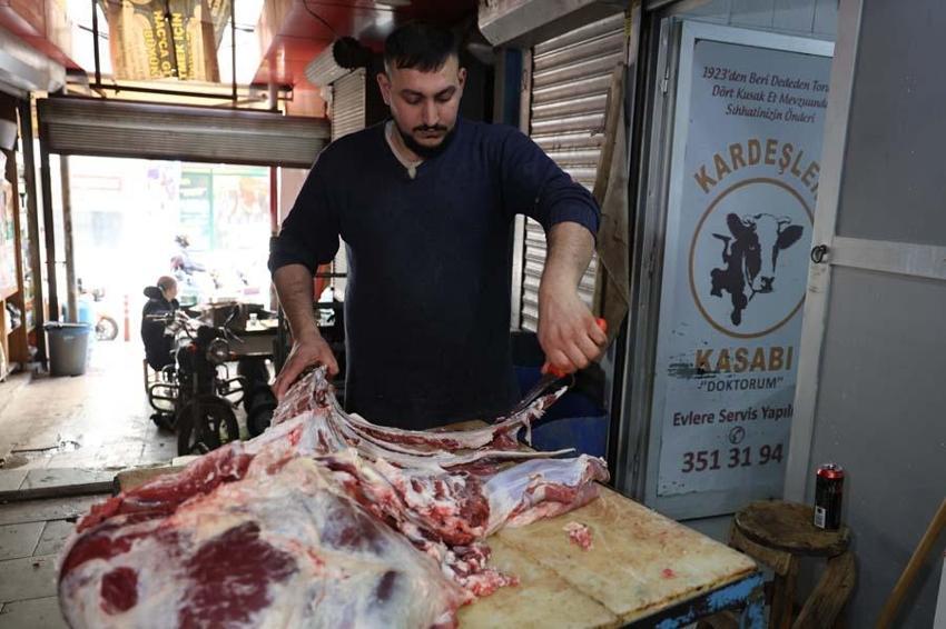 Adana’da kemikli karkas etin kilosu 330, kemiksiz etin kilosu ise 390 liradan satılıyor
