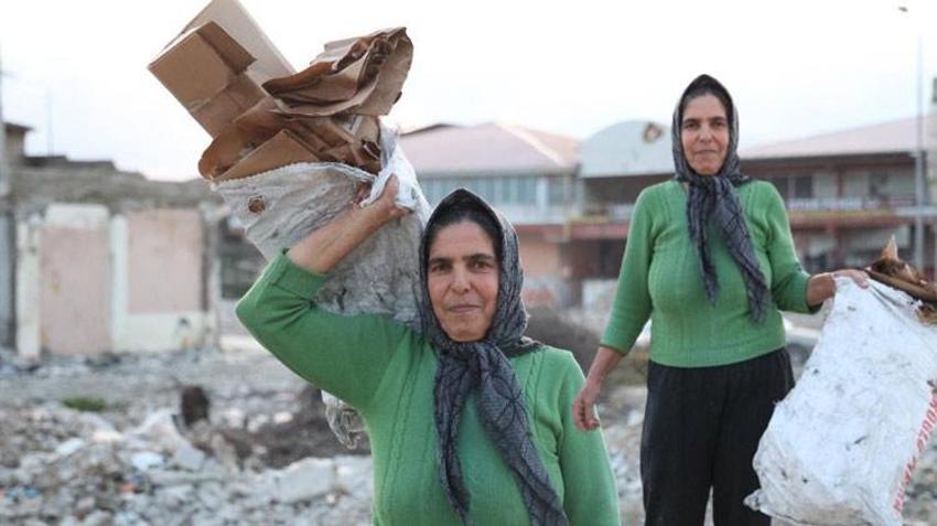 2 evladını karton toplayarak okutan fedakar anne, erkeklere taş çıkartıyor! "Kadınlar her şeyi yapar"