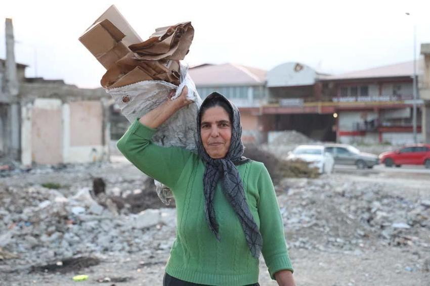 2 evladını karton toplayarak okutan fedakar anne, erkeklere taş çıkartıyor! "Kadınlar her şeyi yapar"