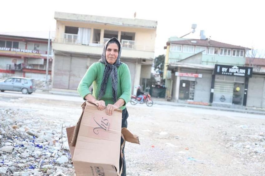 2 evladını karton toplayarak okutan fedakar anne, erkeklere taş çıkartıyor! "Kadınlar her şeyi yapar"