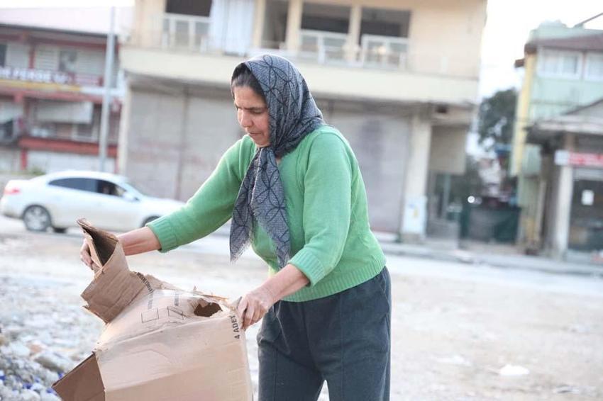 2 evladını karton toplayarak okutan fedakar anne, erkeklere taş çıkartıyor! "Kadınlar her şeyi yapar"