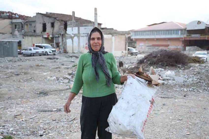 2 evladını karton toplayarak okutan fedakar anne, erkeklere taş çıkartıyor! "Kadınlar her şeyi yapar"