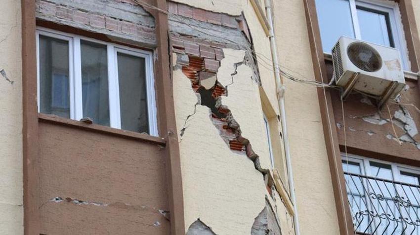 Adana'da yıkılacak binalar tehlike saçıyor! Güçlendirme beklenen binalarda hayat sürüyorlar