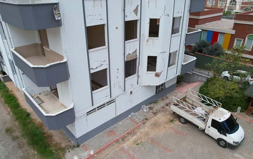 Adana'da yıkılacak binalar tehlike saçıyor! Güçlendirme beklenen binalarda hayat sürüyorlar