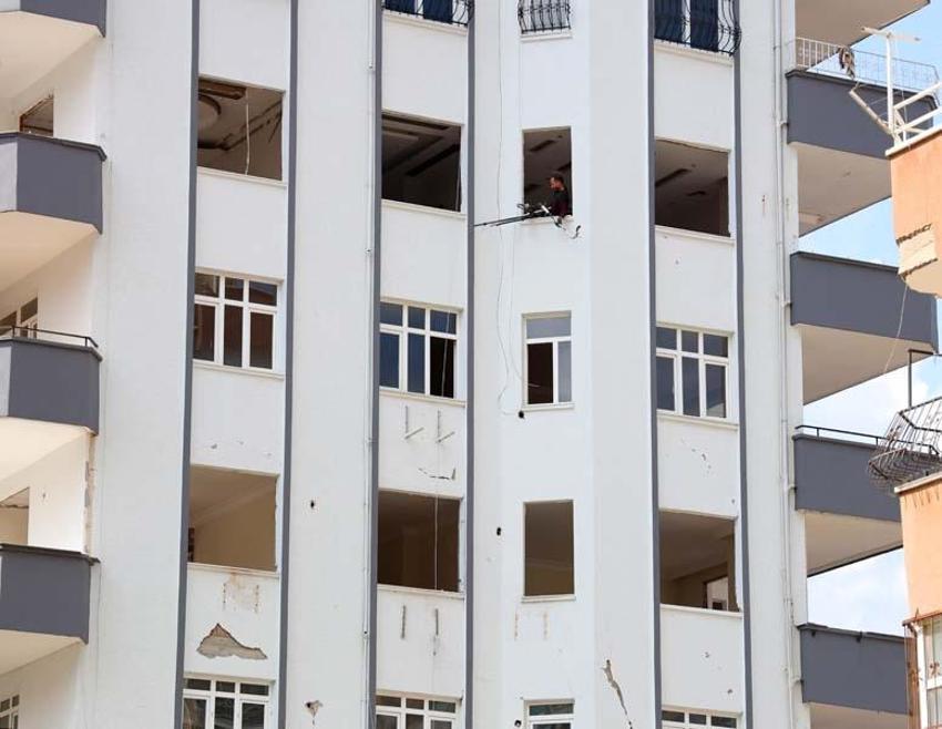 Adana'da yıkılacak binalar tehlike saçıyor! Güçlendirme beklenen binalarda hayat sürüyorlar