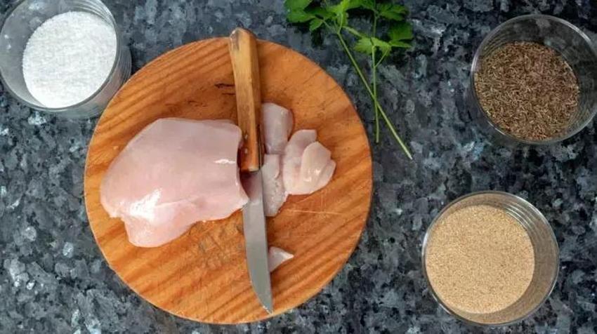 Aldığınız tavuğu dönere çevirmenin basit tüyosu; Dilim dilim pişirince bu yöntem oldukça tuttu