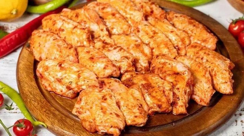 Aldığınız tavuğu dönere çevirmenin basit tüyosu; Dilim dilim pişirince bu yöntem oldukça tuttu