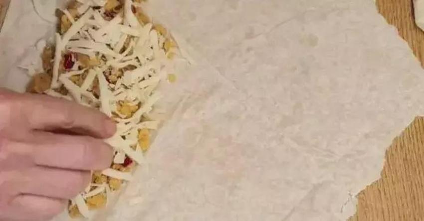 Sahurda tok tutan hamur işi tarifi: Zahmetsiz börek tavada kolayca yapılır; mide yakmaz susatmaz!