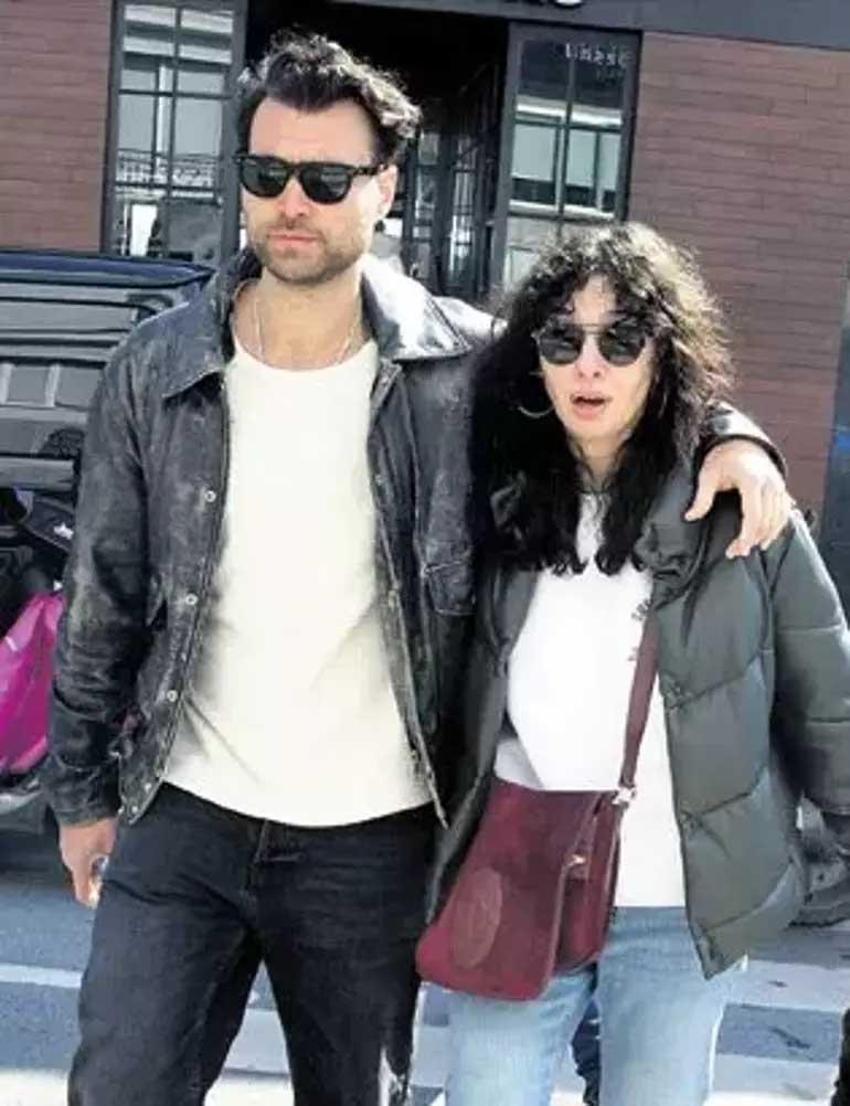 Birce Akalay ve Hakan Kurtaş, Bebek’te sarmaş dolaş!