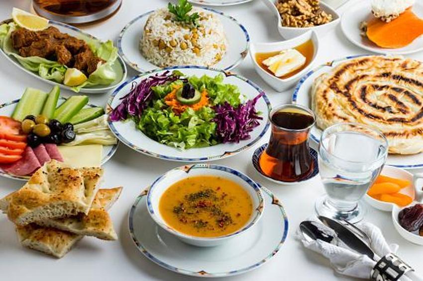 İftara çorba ile başlamak sindirimi kolaylaştırıyor! İşte tok tutan besinler 