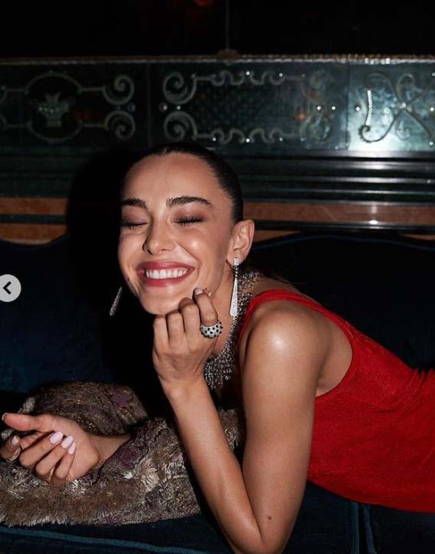 Kerem Bürsin ile anılıyordu! Hafsanur Sancaktutan ile Sadri Alışık aşk yaşıyor!