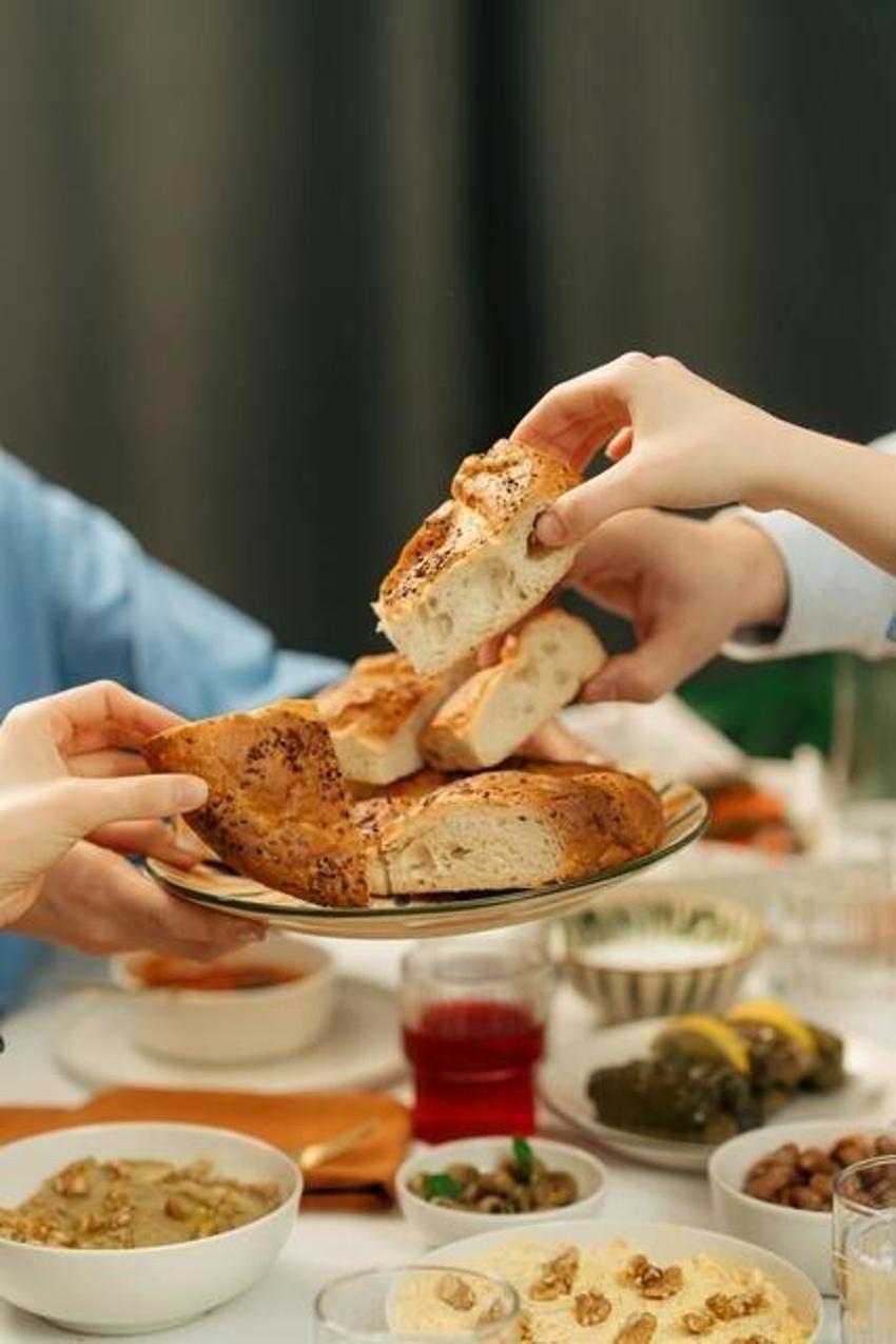 İftara ne pişirsem - 4: Ramazan'ın dördüncü günü iftar sofrasında Mercimek, Ispanaklı Tavuk Dolma, gavurdağı salatası var! Tatlı da şekerpare...