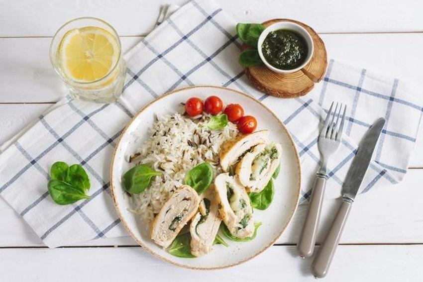 İftara ne pişirsem - 4: Ramazan'ın dördüncü günü iftar sofrasında Mercimek, Ispanaklı Tavuk Dolma, gavurdağı salatası var! Tatlı da şekerpare...