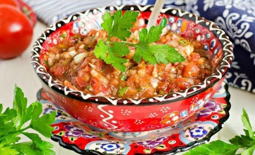 İftara ne pişirsem - 4: Ramazan'ın dördüncü günü iftar sofrasında Mercimek, Ispanaklı Tavuk Dolma, gavurdağı salatası var! Tatlı da şekerpare...