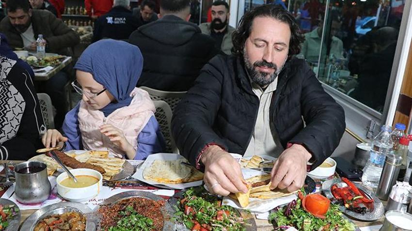 Esnafın yüzü Ramazan’da güldü! 'Kebap milli yiyeceğimiz'