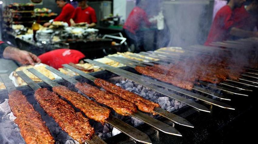 Esnafın yüzü Ramazan’da güldü! 'Kebap milli yiyeceğimiz'