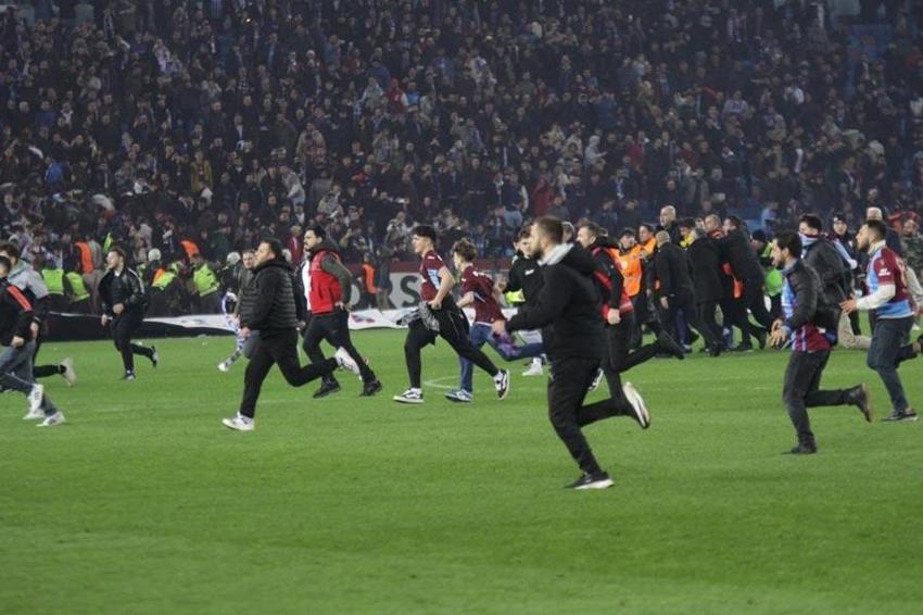Trabzonspor - Fenerbahçe maçı sonrası saha karıştı! Muhtemel cezalar ortaya çıktı