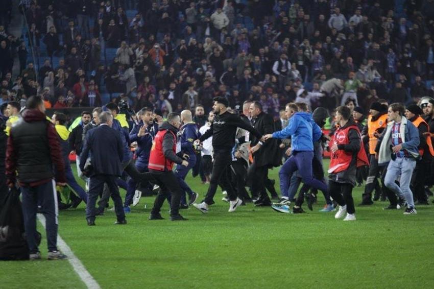 Trabzonspor - Fenerbahçe maçı sonrası saha karıştı! Olaylar Avrupa basınına böyle yansıdı: Trabzon'da meydan savaşı, çılgın ve skandal sahneler