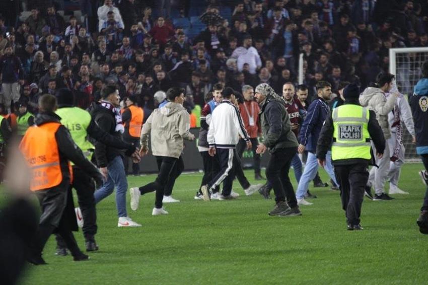 Trabzonspor - Fenerbahçe maçı sonrası saha karıştı! Olaylar Avrupa basınına böyle yansıdı: Trabzon'da meydan savaşı, çılgın ve skandal sahneler