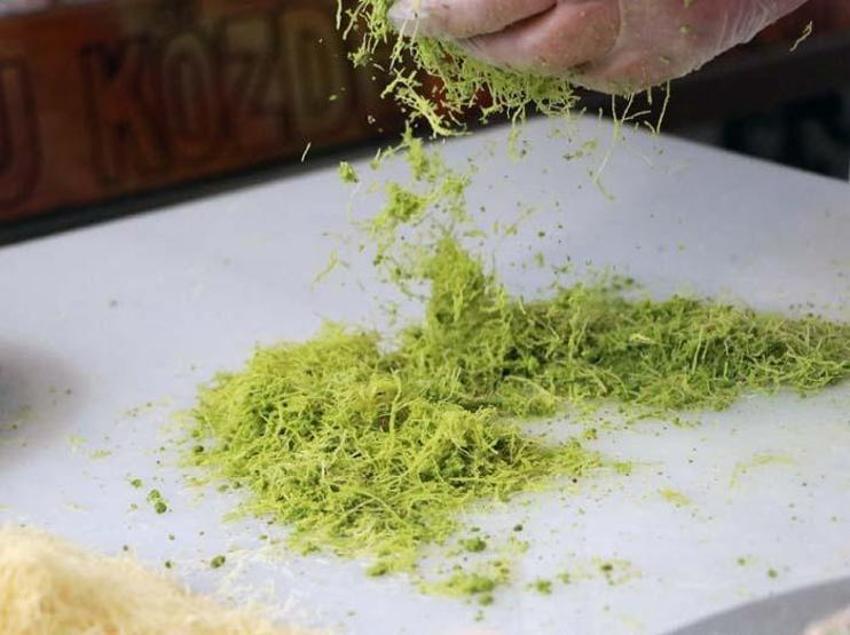 Eski tekstilcinin közde pişirdiği 'fıstık bombası' tatlısına yoğun ilgi