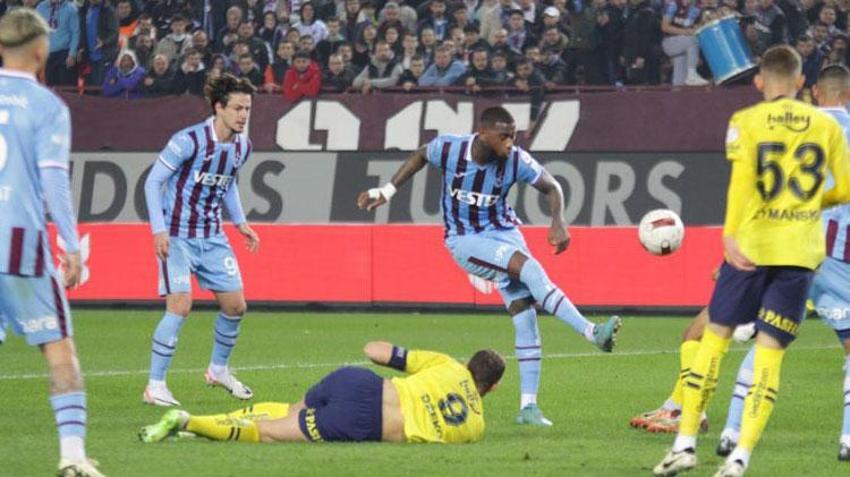 Trabzonspor-Fenerbahçe maçında tartışmalı pozisyonlar, penaltı kararı ve golden önce faul itirazları...