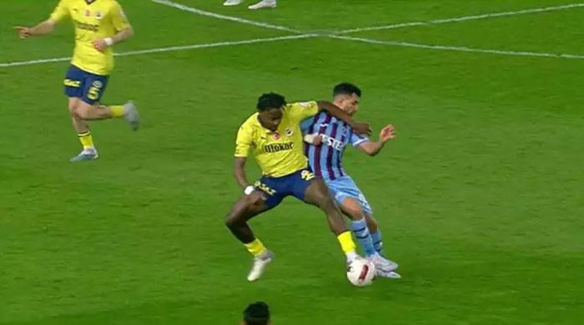 Trabzonspor-Fenerbahçe maçında tartışmalı pozisyonlar, penaltı kararı ve golden önce faul itirazları...