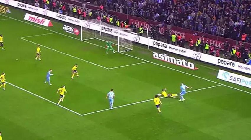 Trabzonspor-Fenerbahçe maçında tartışmalı pozisyonlar, penaltı kararı ve golden önce faul itirazları...