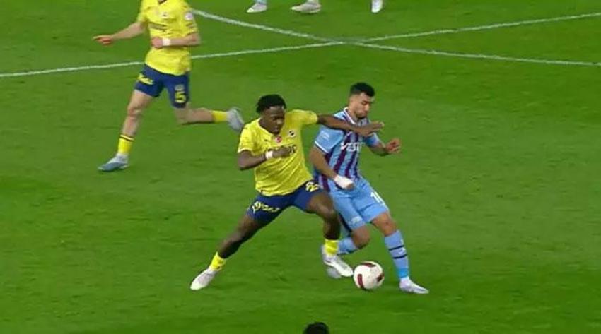 Trabzonspor-Fenerbahçe maçında tartışmalı pozisyonlar, penaltı kararı ve golden önce faul itirazları...