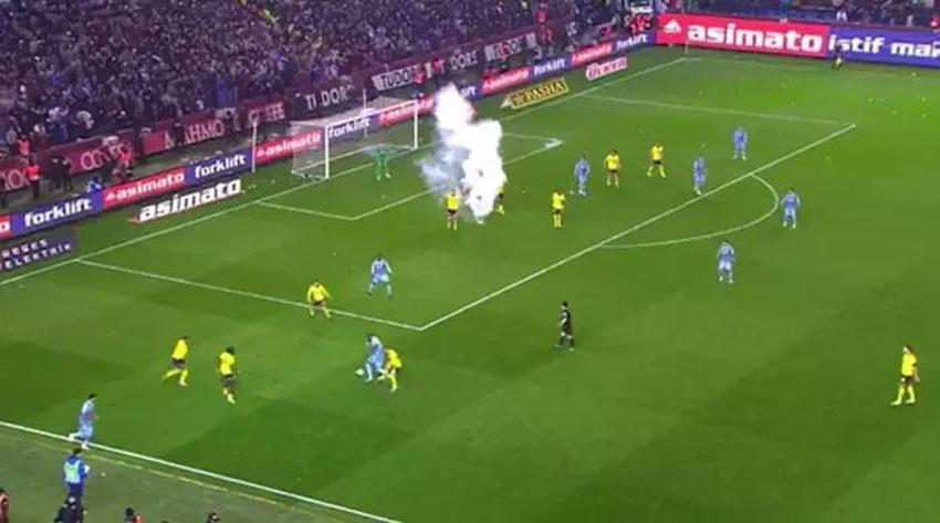 Trabzonspor-Fenerbahçe maçında tartışmalı pozisyonlar, penaltı kararı ve golden önce faul itirazları...