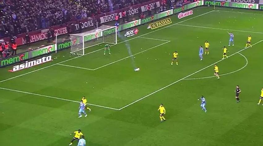 Trabzonspor-Fenerbahçe maçında tartışmalı pozisyonlar, penaltı kararı ve golden önce faul itirazları...